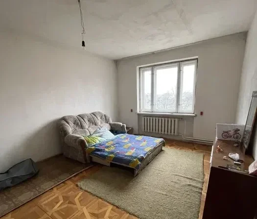 Продається трикімнатна квартира в м. Хуст